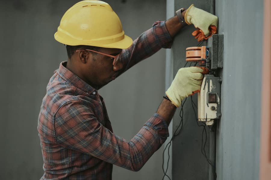 Trabajo en cuadro eléctrico